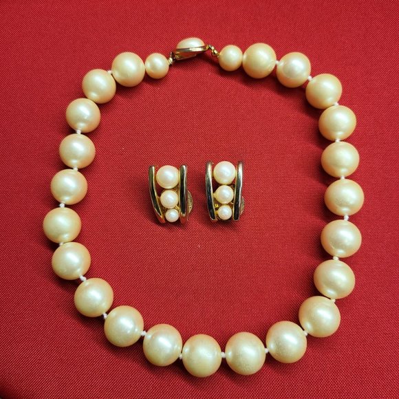 VTG Faux Gold Tone Pearl Choker Necklace & Clip on Earrings - Picture 10 of 10